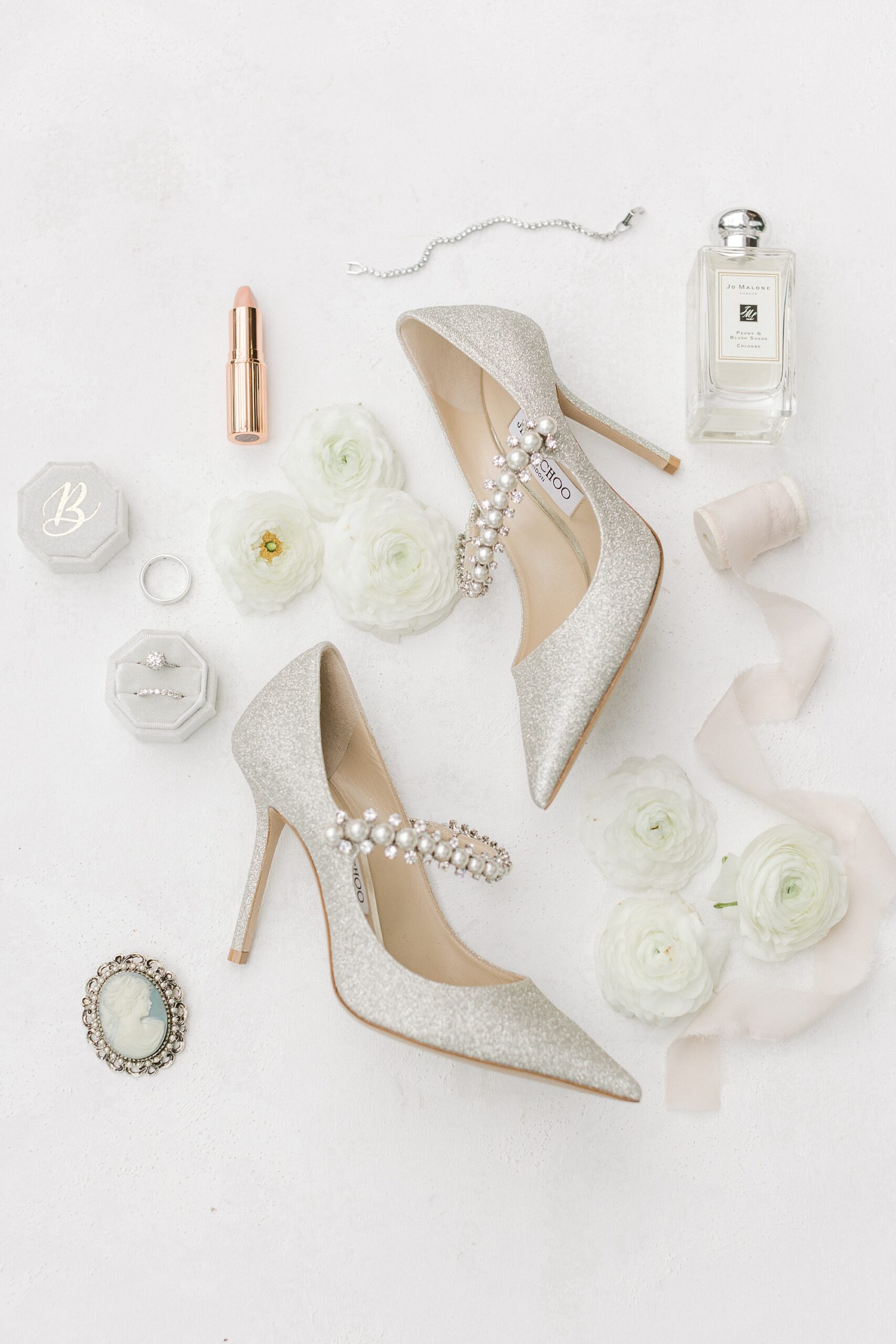 bride's silver shoes flatly with white flowers